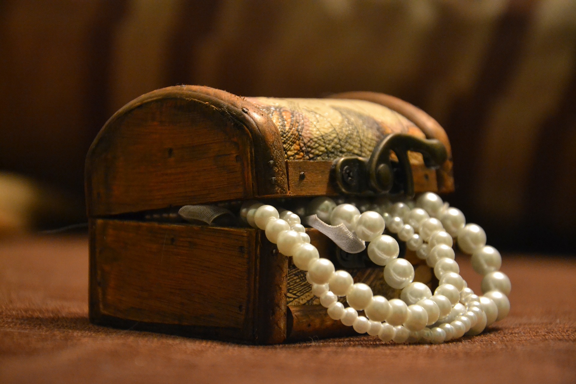 cofre con collares de perlas